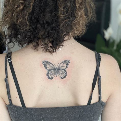 Simbolismo del tatuaje de mariposa en la espalda:。